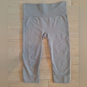 Lululemon Cropped Capri Gray Textured Compression Leggings - Size 6